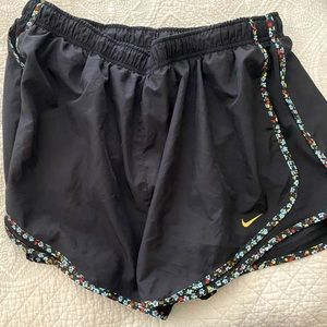 Nike Dri-Fit 1x Black & Floral EUC